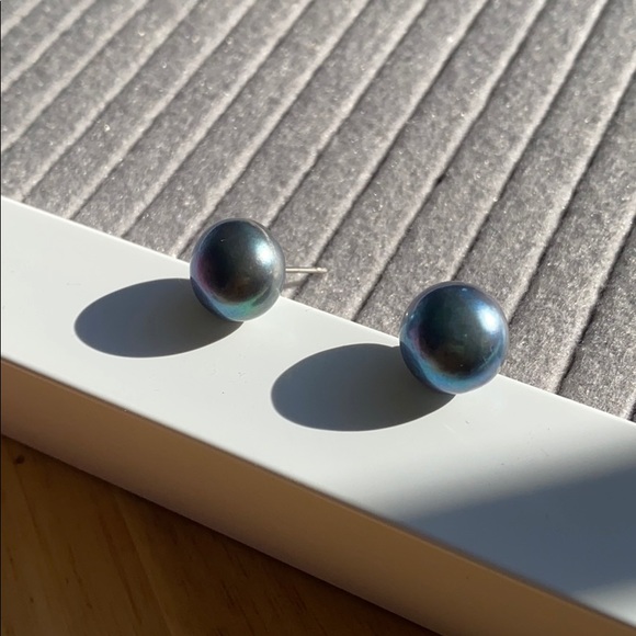 Grey blue stud pearl earring - Picture 1 of 2